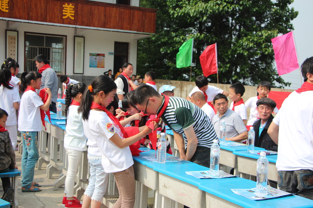 慰問(wèn)兩路小學(xué).JPG