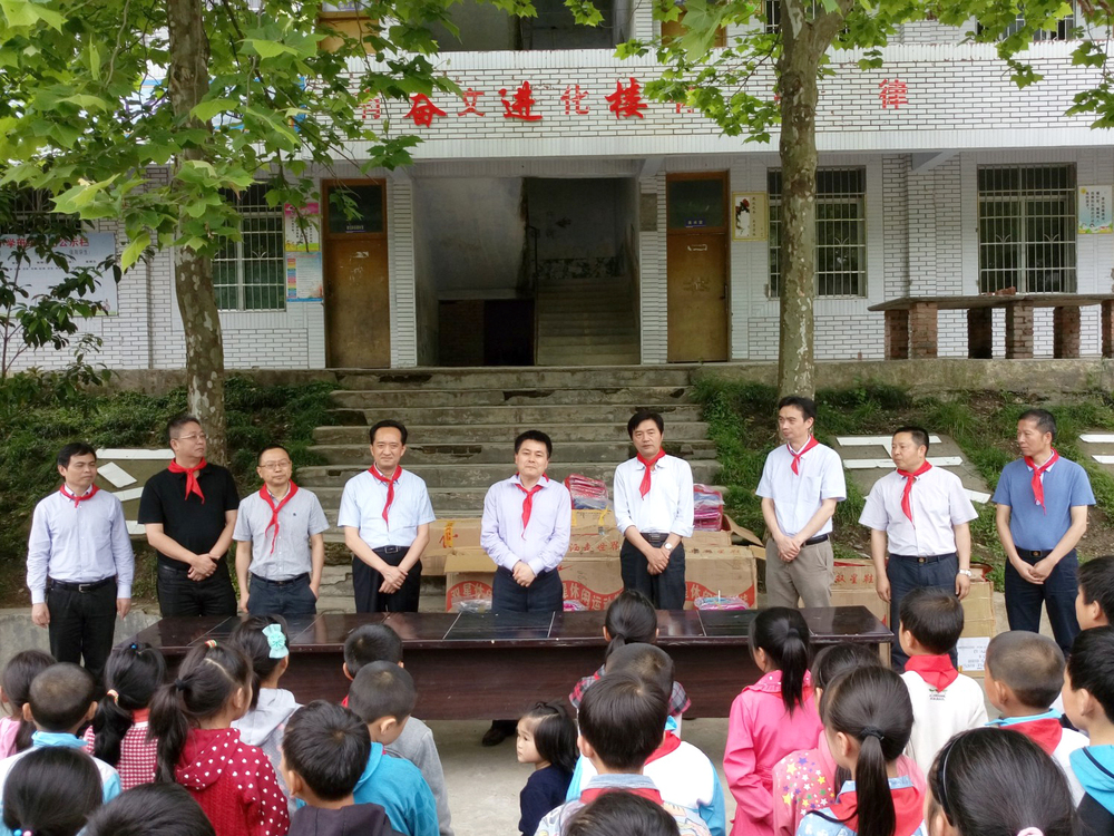 向橋壩中心小學(xué)貧困學(xué)生捐獻學(xué)習(xí)用品.jpg