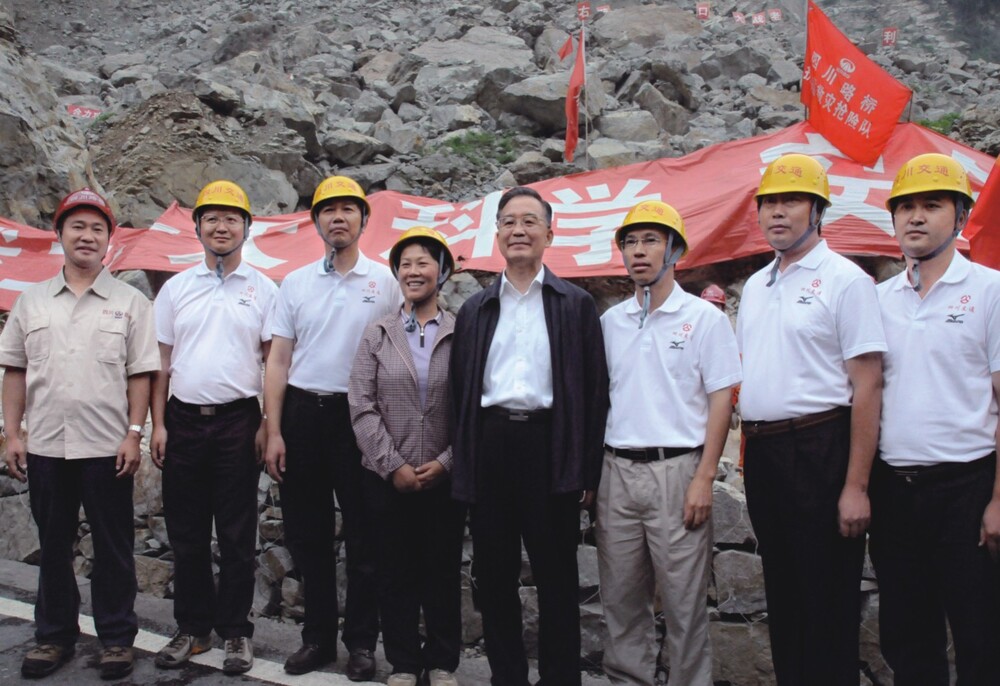 “5.12”抗震救災(zāi)期間，溫家寶同志視察公司搶通的國(guó)道213都汶公路