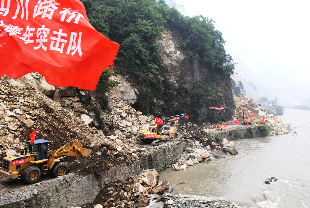 “5.12”汶川大地震后，四川路橋搶險(xiǎn)隊(duì)全力搶通都汶公路