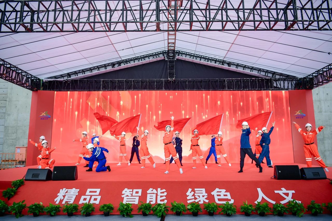 渝昆高鐵六標(biāo)開展“奮戰(zhàn)三十天 勇當(dāng)‘火車頭’”突擊奉獻動員會暨主題黨日活動