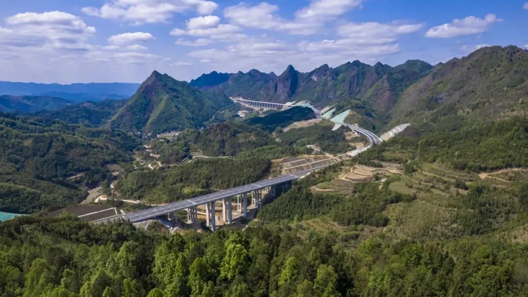 “陸海新通道”——天峨至北海公路（平塘至天峨廣西段）今日通車！