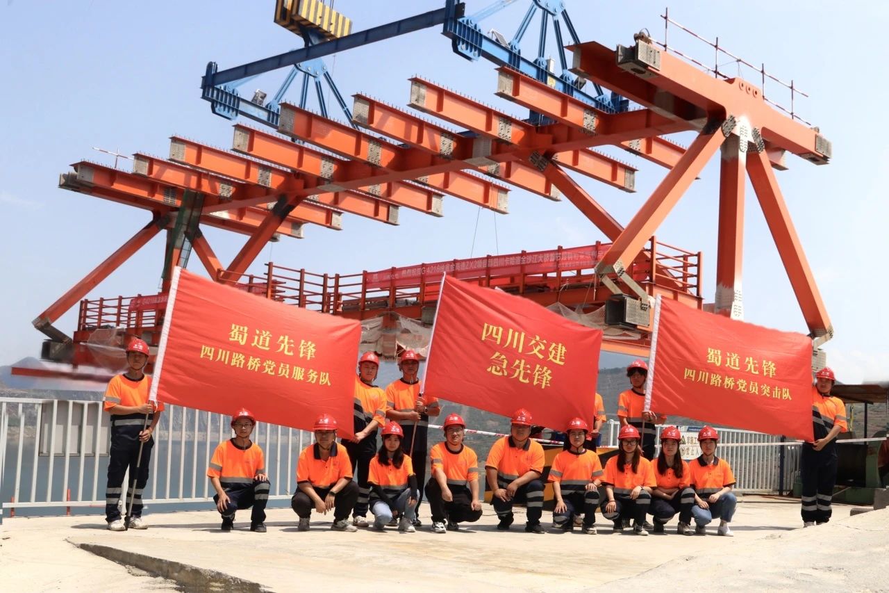 卡哈洛金沙江大橋！鋼桁梁“走軍姿”