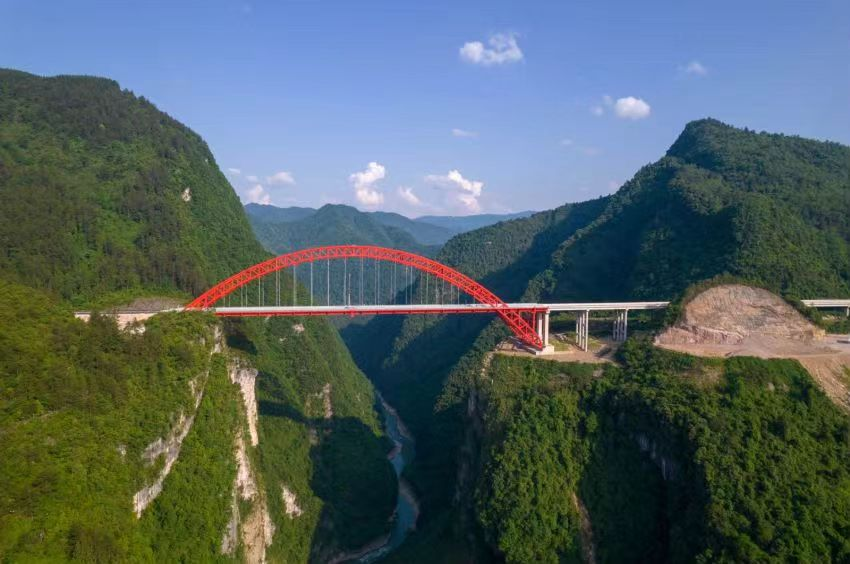30輛重卡900噸“壓橋”！蜀工檢測公司圓滿完成湖北宜來高速溇水河特大橋荷載試驗檢測