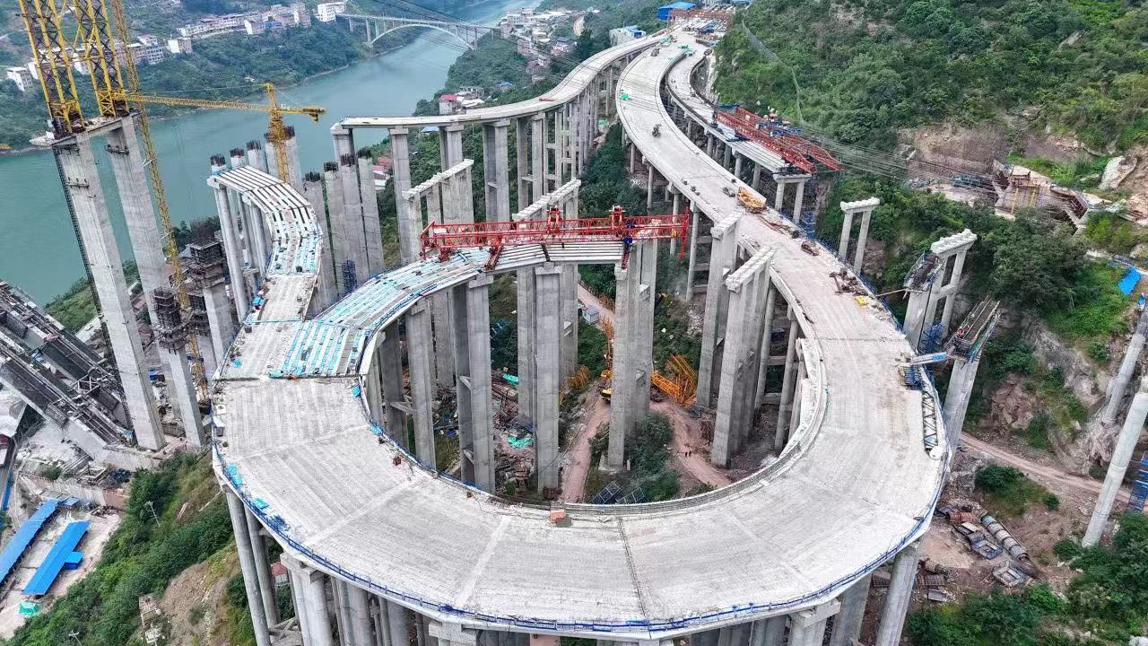 全國(guó)首例！架橋機(jī)劃出42m超小半徑完美曲線