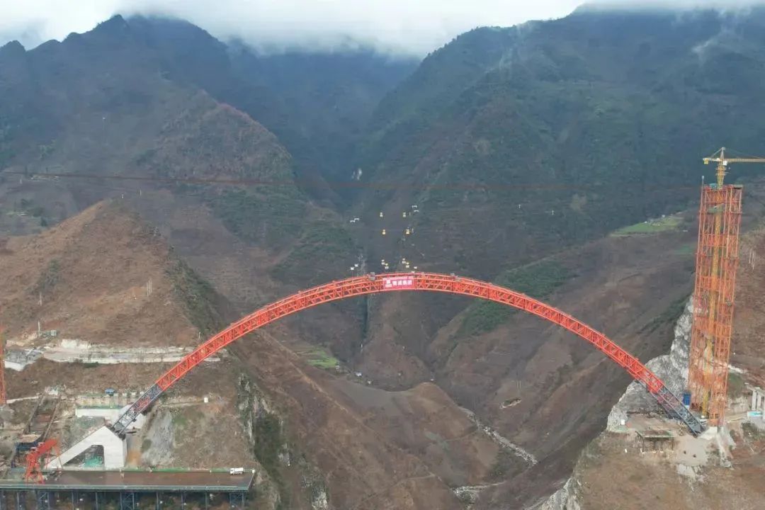 媒體關(guān)注 | “V”型深谷現(xiàn)“彩虹”！宜攀高速上烏角特大橋主拱圈順利合龍
