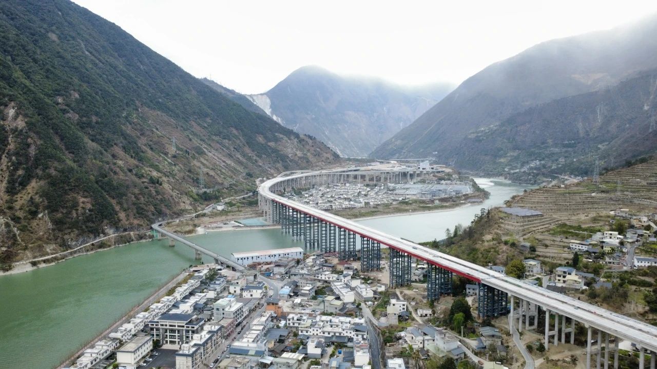 媒體關(guān)注 | 在58米高空推出一座大橋！ 瀘石高速公路得妥特大橋?qū)崿F(xiàn)雙幅貫通