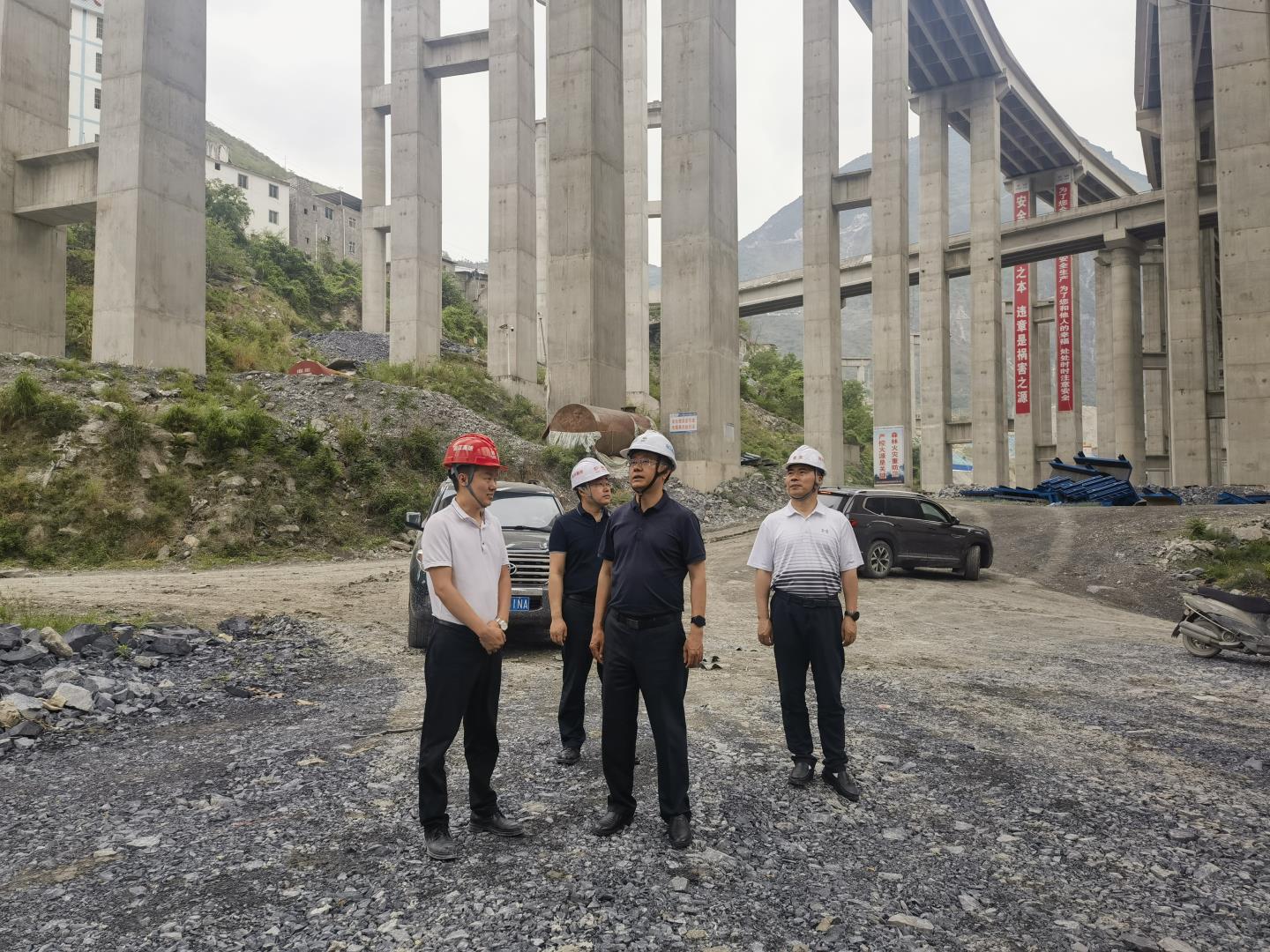 四川路橋黨委委員、紀(jì)委書記焦利軍帶隊(duì)赴路航公司、華東公司項(xiàng)目一線開展防汛督導(dǎo)和調(diào)研檢查